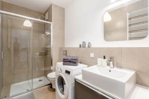 un bagno con lavatrice e lavandino di Enjoy! Ursynów a Varsavia Altre 13 foto