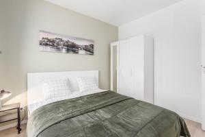 una camera da letto bianca con un letto grande di Enjoy! Ursynów a Varsavia