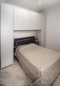 - une chambre avec un lit et des armoires blanches dans l'établissement Casa San Giacomo, à Barletta