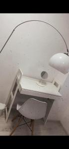 - un bureau blanc avec une chaise et un miroir dans l'établissement Komfortowe apartamenty w kamienicach - sercu miasta Dusznik Zdroju, à Duszniki-Zdrój