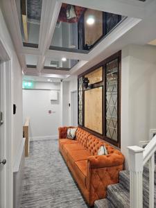 梅努斯B53 Accommodation的客厅的沙发位于走廊