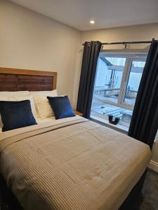 una camera da letto con un grande letto con una grande finestra di B53 Accommodation a Maynooth