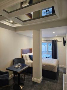 una camera d'albergo con letto, scrivania e tavolo di B53 Accommodation a Maynooth