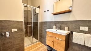 La salle de bains est pourvue d'un lavabo et d'une douche. dans l'établissement Palazzo Gilberto, à Padoue