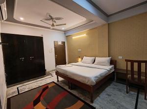 una camera con letto e ventilatore a soffitto di Hotel 7 Nights Jaipur a Jaipur