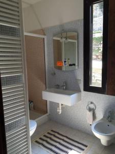 アルジェーニョにあるCharming & bright apartment Como lakefrontのバスルーム(洗面台、トイレ、鏡付)