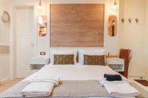 ein Schlafzimmer mit einem großen Bett mit zwei Handtüchern darauf in der Unterkunft Central Kifissia ÁPPεROL Malomar Homing in Athen