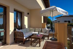 Balkón nebo terasa v ubytování 2 bedroom Apartment Thalassa with sea and sunset views, Aphrodite Hills Resort