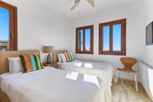 Postel nebo postele na pokoji v ubytování 2 bedroom Apartment Thalassa with sea and sunset views, Aphrodite Hills Resort