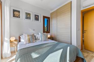 Postel nebo postele na pokoji v ubytování 2 bedroom Apartment Thalassa with sea and sunset views, Aphrodite Hills Resort