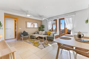 uma sala de estar com um sofá e uma mesa em 2 bedroom Apartment Thalassa with sea and sunset views, Aphrodite Hills Resort em Kouklia