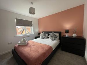 Un dormitorio con una cama grande y una ventana en Garden | Parking | 4BR en Newport
