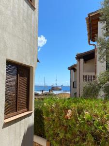 Edificio con ventana con vistas a la playa en The Blue Beach Apartment, en Sa Ràpita