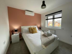 1 dormitorio con 1 cama grande y ventana en Garden | Parking | 4BR en Newport