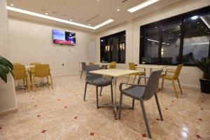 TV a/nebo společenská místnost v ubytování Hôtel Des Lilas