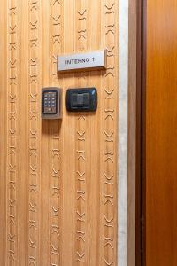 een deur met een elektronisch apparaat erop bij Home Principe Amedeo 184 in Bari