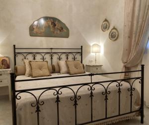 una camera con letto nero e cuscini di Appartamento con terrazza Borgo San Basilio a Marina di Pisticci