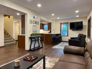 uma sala de estar com um sofá e uma cozinha em The Freedom House by Patriot Properties em Wisconsin Dells
