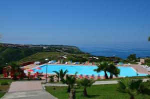 - Vistas a la piscina de un complejo en HOTIDAY Resort San Nicola, en San Nicola Arcella