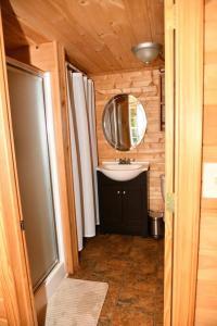 Et badeværelse på Maine Treehouse-The Spruce Suite + 16 billeder