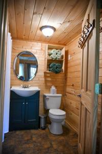 Kúpeľňa v ubytovaní Maine Treehouse-The Spruce Suite