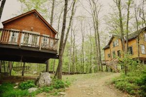 Gallery image of Maine Treehouse-The Spruce Suite in North Lovell