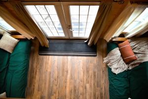 En eller flere senge i et værelse på Maine Treehouse-The Spruce Suite