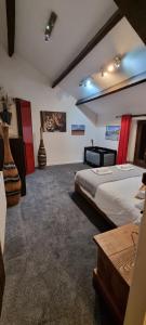 um quarto grande com duas camas e uma mesa em Windsor Farm House near Scafell em Nether Wasdale