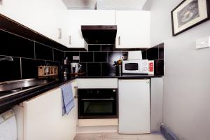 Una cocina o zona de cocina en Warm&Welcoming City Centre Apartments by Meadows 5
