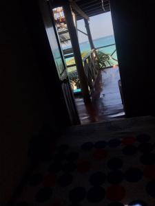Habitación con vistas al océano desde una casa en Alojamiento playa blanca Barú. InHousecaribe, en Playa Blanca