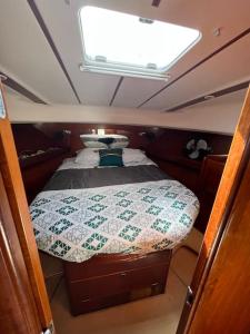 uma pequena cama na parte de trás de um barco em Bateau double cabine proche de la plage em Gourbeyre