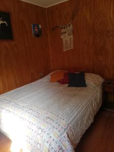 a bedroom with a bed with a white comforter at Departamento 4 personas central in Viña del Mar