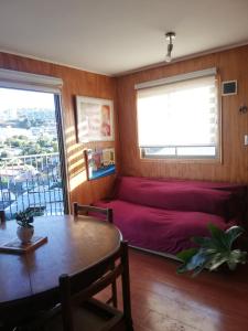 - un salon avec un canapé, une table et une fenêtre dans l'établissement Departamento 4 personas central, à Viña del Mar