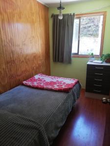 a bedroom with a bed and a window at Departamento 4 personas central in Viña del Mar