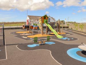 ein Park mit einem Spielplatz mit Rutsche in der Unterkunft Cloughoge House in Kilrush