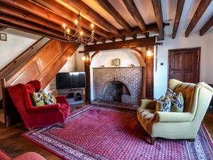 - un salon avec deux chaises et une cheminée dans l'établissement Old Roost Farmhouse, à York