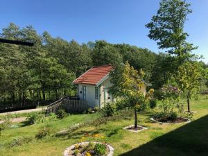 a small house in the middle of a garden at LillaB Lysekil in Brastad