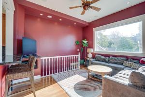 sala de estar con pared roja en San Francisco Home with Hot Tub about 2 Mi to Downtown! en San Francisco