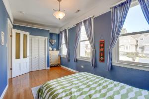 Schlafzimmer mit blauen Wänden und Fenstern sowie einem Bett in der Unterkunft San Francisco Home with Hot Tub about 2 Mi to Downtown! in San Francisco