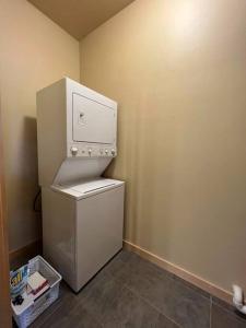 una pequeña nevera blanca en una esquina de una habitación en Cannery Square Unit - 106 by Patriot Properties, en Sun Prairie