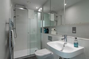 y baño con lavabo, ducha y aseo. en CoHost Partners- Warm Retreat in Bristol Heart en Bristol