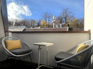 Ruang duduk di Central & modern penthouse-studio with balcony & air-condition