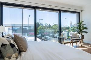 una camera con un letto e una grande finestra di LUX House a Ponta Delgada