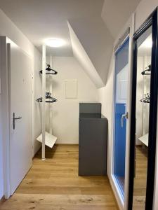 um quarto com um corredor com sapatos nas prateleiras em penthouse-studio centrally located in Zurich em Zürich