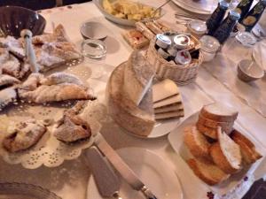 una mesa cubierta con placas de pan y otros alimentos en La Culla di Bacco, en Castagnole Monferrato