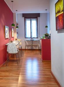 VanzagoにあるLe Case nel Boscoのダイニングルーム(テーブル、椅子付)、キッチン
