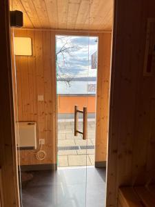 eine Tür zu einem Zimmer mit Meerblick in der Unterkunft Badehaus Hotel & Restaurant in Neubrandenburg