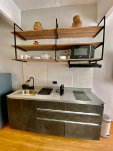 cocina con fregadero y microondas en Luxury apartment on city center, en Bogotá