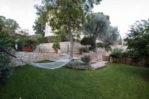 a hammock in the middle of a yard at Amore a prima vista b&b in Campiglia Marittima