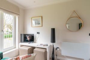 sala de estar con escritorio y espejo en Near Major Attractions Comfortable TV, en Bath